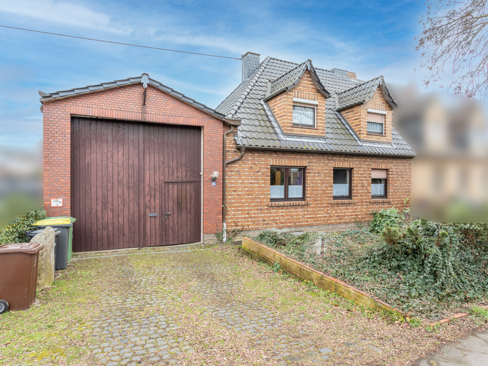 Haus und Toreinfahrt