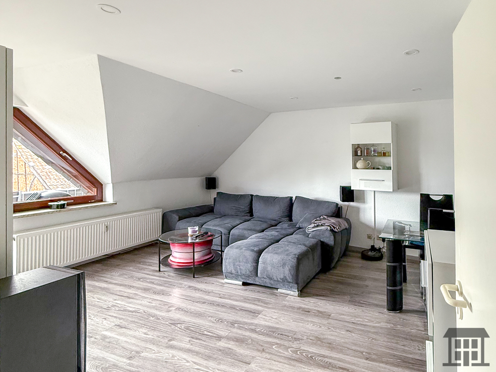 Wohnzimmer mit Zugang zum Balkon